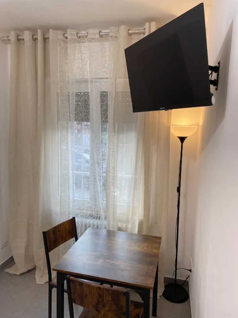 Daisy house Ferrara camera da letto televisore